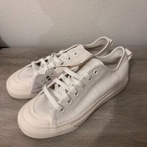 DROP YOUR OFFER!!!
ADIDAS NIZZA RF
US 6.5M/7.5W
BRAND NEW W/ BOX